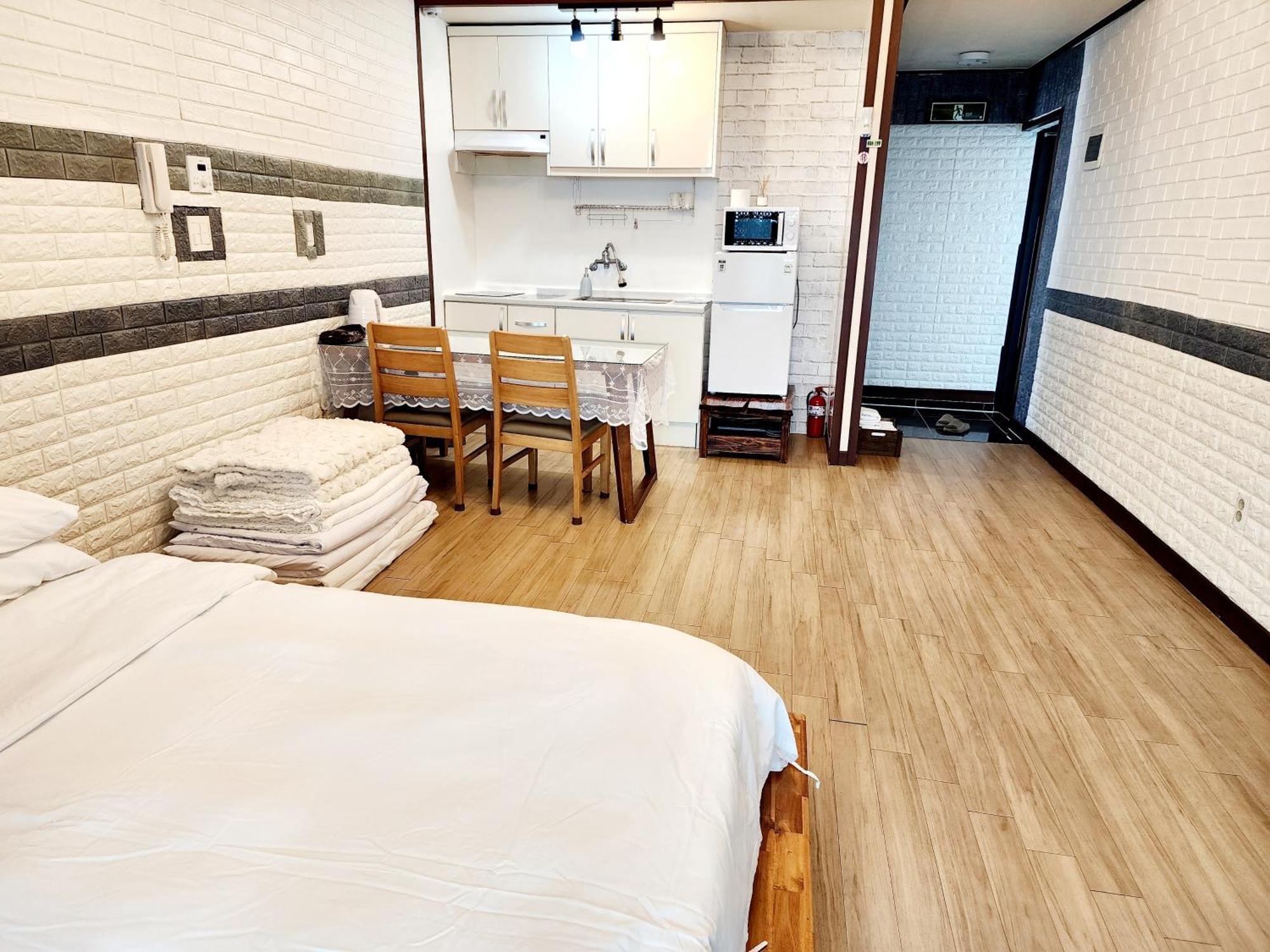 Pureun Jeju Pension Seogwipo Room photo